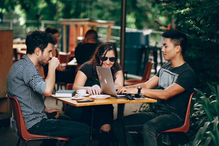 People chatting in a cafe