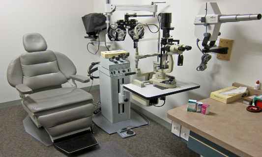 Doctor-ophthalmologist_workenvironment_web_11zon